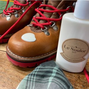 Lait d'entretien sur chaussure cuir gras naturel.