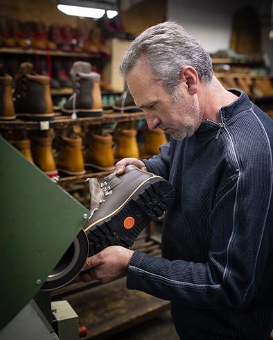 José chef d'Atelier de fabrication de chaussures en Béarn.