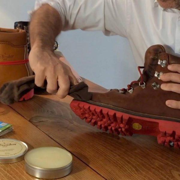 Atelier d'entretien pour chaussures en cuir